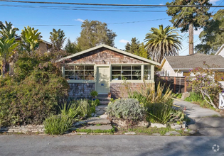 Building Photo - Beach Bungalow / Walking distance to the b...