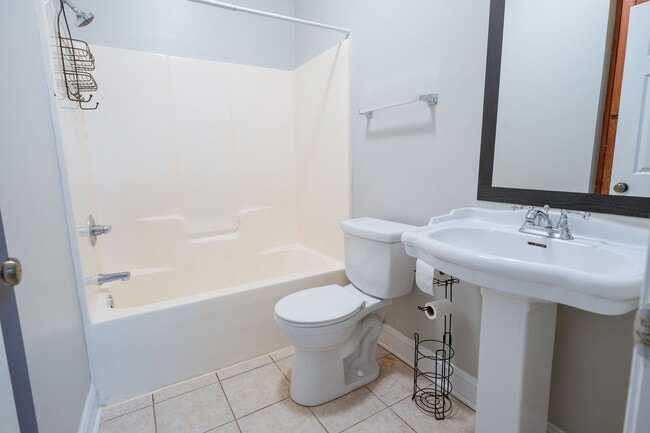 Building Photo - 472 First Street | 4 BED 2 BATH + MOVE IN SPECIAL