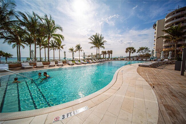Building Photo - 15701 Collins Ave