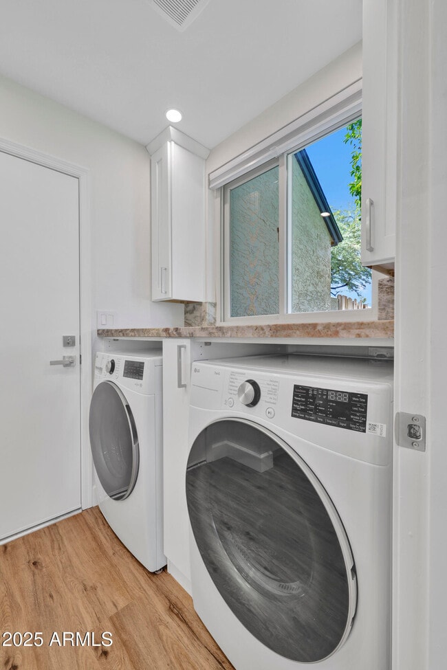 Building Photo - 1362 E Wickieup Ln