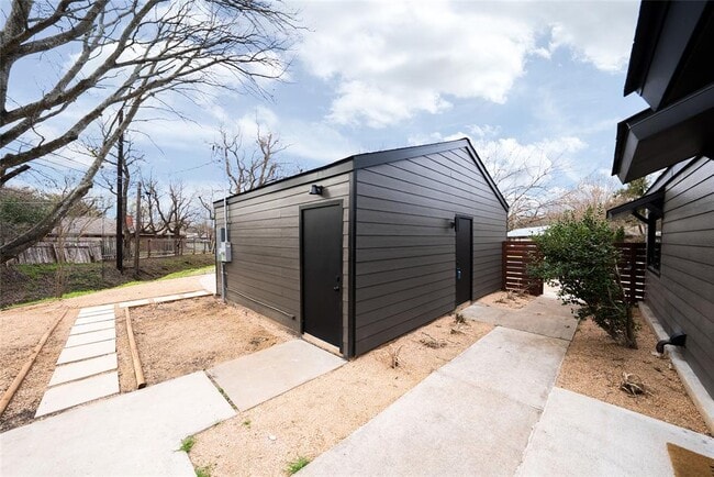 Building Photo - 5731 Wellington Dr