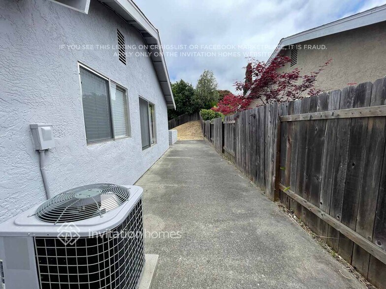 Building Photo - 1200 Skyline Dr