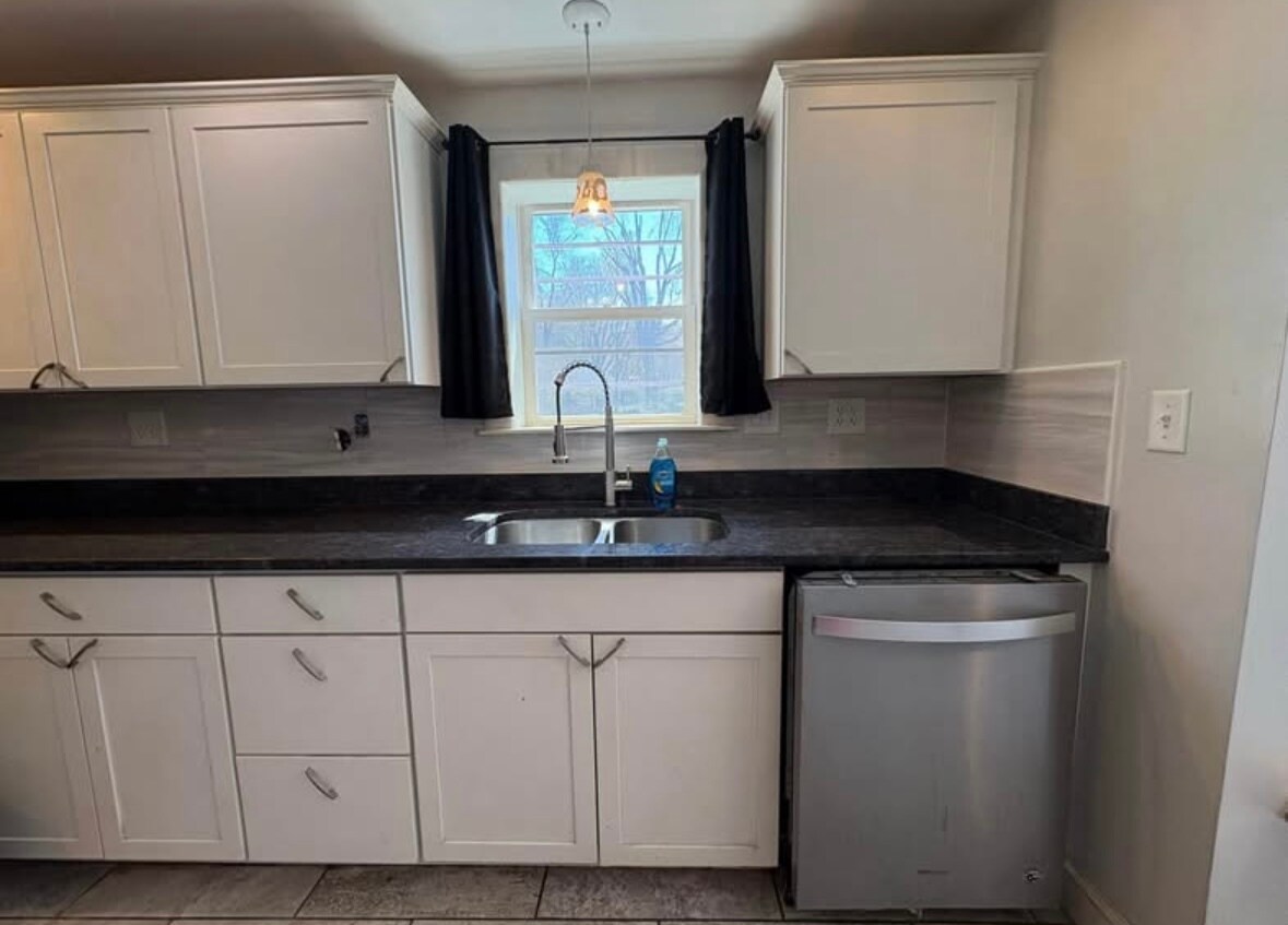 Building Photo - 122 Linden St