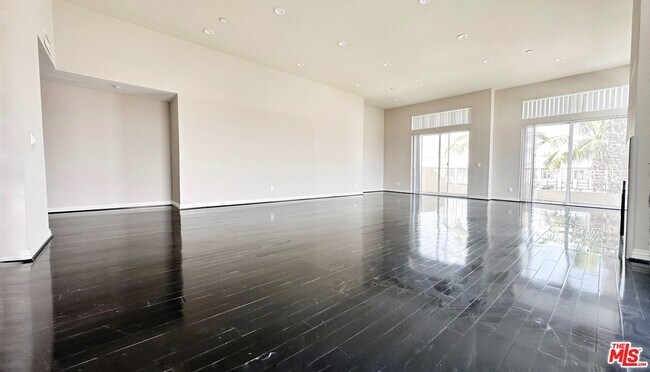 Building Photo - 4100 Wilshire Blvd