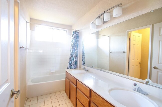 Building Photo - Large 4BR 3BA Updated Home in Quiet Neighb...