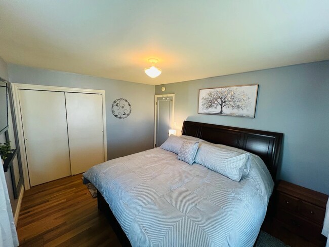Building Photo - 2 Bed, 1 Bath Newly Renovated Rental