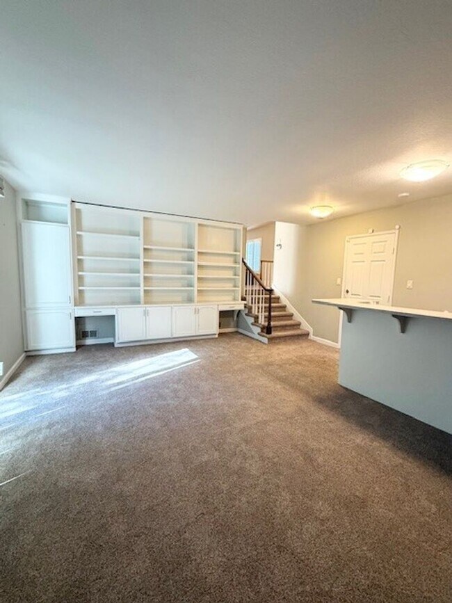 Building Photo - Beautiful 4 Bedroom 2.5 Bath Home in Montevideo Community