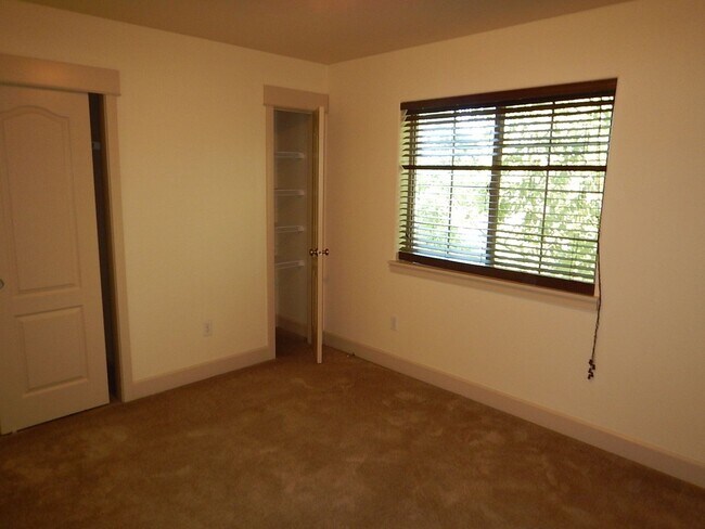 Building Photo - 2 Story, 3 Bedroom, 3 Bathroom House in He...