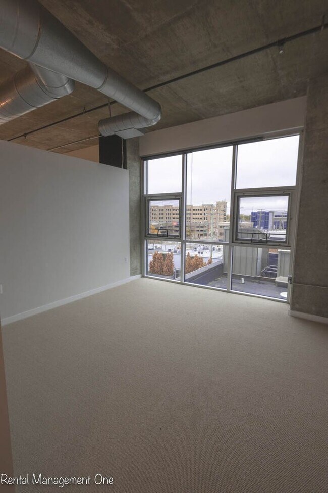Building Photo - Downtown ROYAL OAK LIVING - 2 bed/2 bath - A CORNER WITH A VIEW!