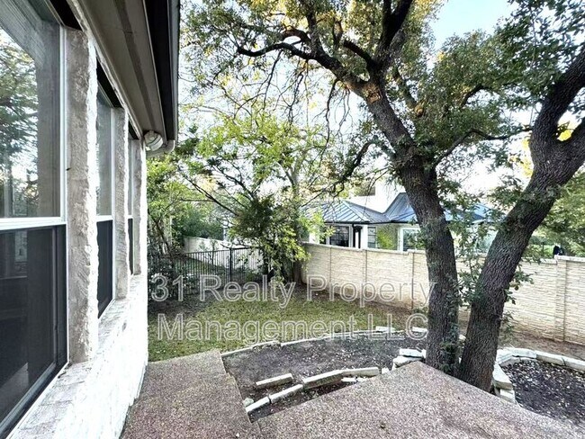 Building Photo - 7 Monarch Oaks Ln