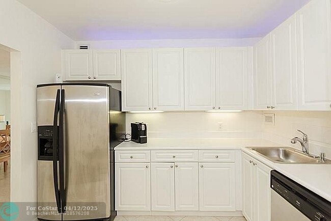 Building Photo - 1455 N Treasure Dr