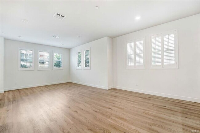 Building Photo - 7209 N Chestnut Ln