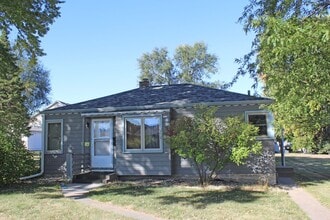 Building Photo - Sunny Home Awaits You