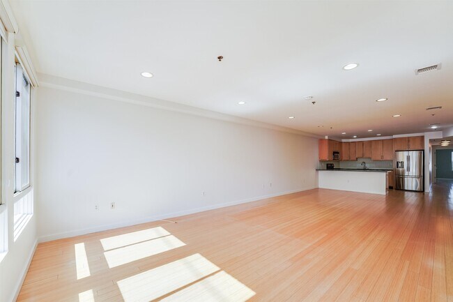 Building Photo - 402 Madison St