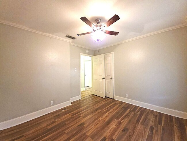 Building Photo - 308 Lakeview St