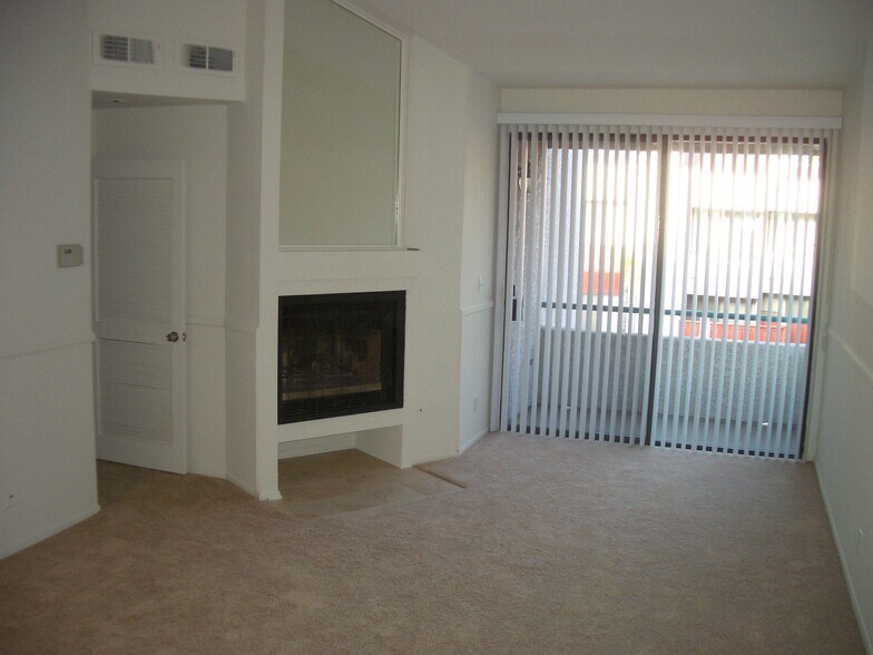 Building Photo - 7211 Cozycroft Ave