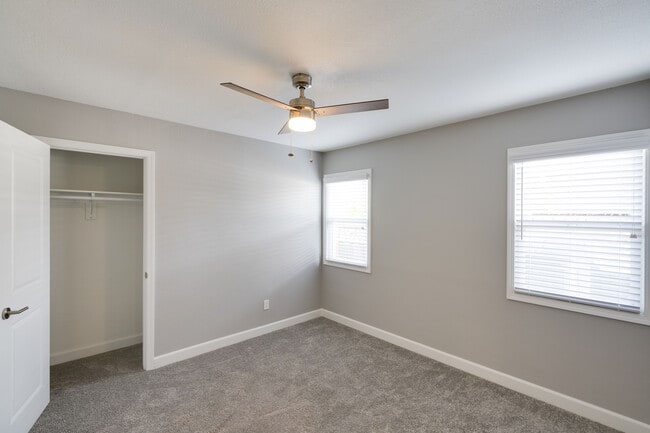 Building Photo - 405 S Fernwood Cir