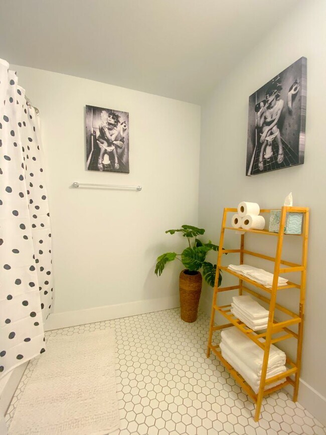 Building Photo - The coolest loft in Cincinnati Area