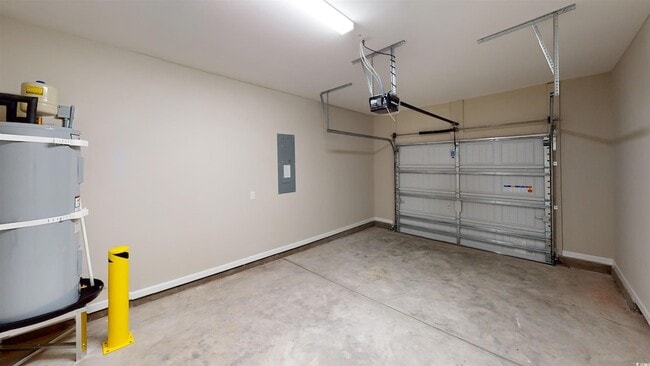 Building Photo - 84 Racquet Club Dr