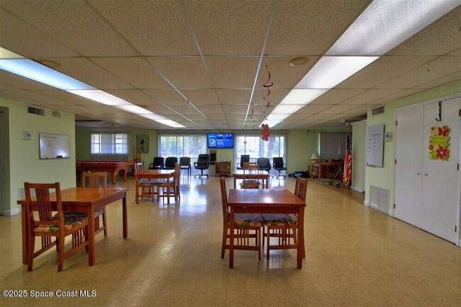 Building Photo - 520 Palm Springs Blvd