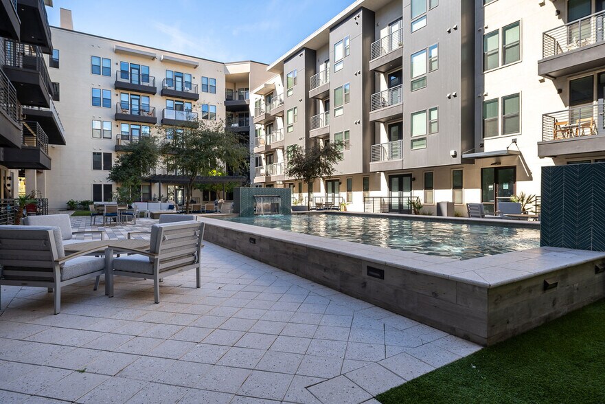 Building Photo - 555 N College Ave