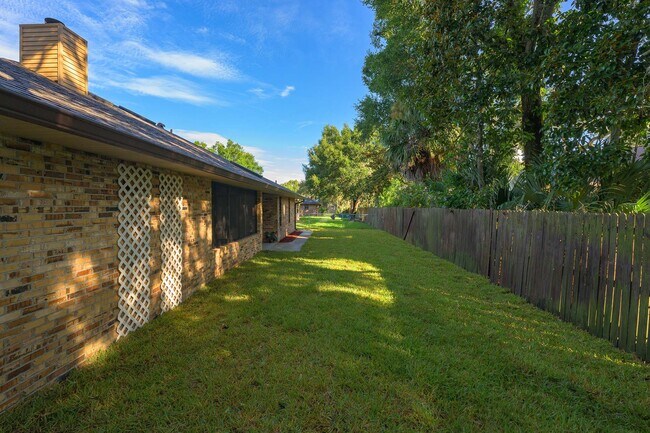 Building Photo - 1523 Poplar Dr