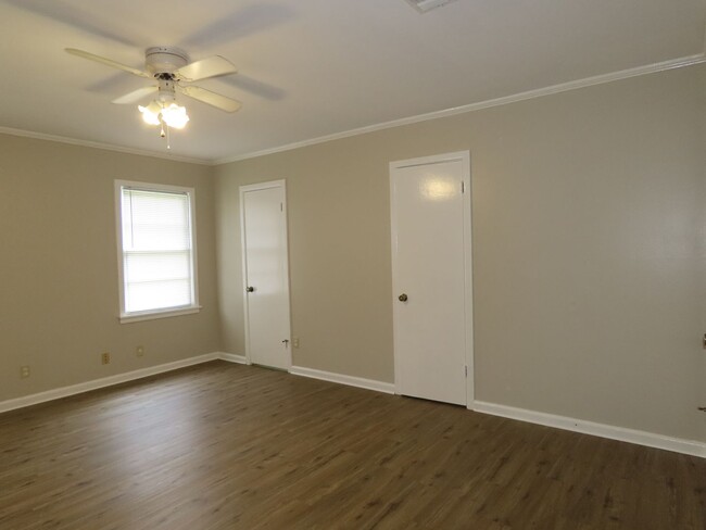 Building Photo - Cozy 2 Bedroom Home