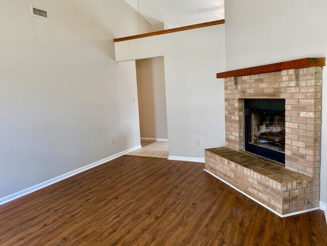 Building Photo - COMING SOON!! Great 3 Bedroom 2 Bathroom R...