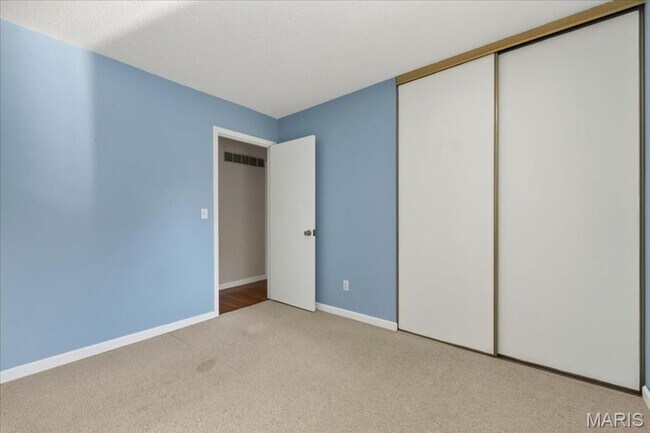 Building Photo - Welcome home to comfort and convenience in St. Peters!
