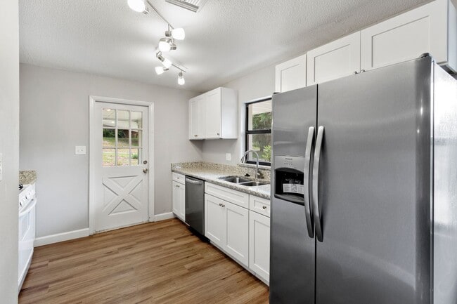 Building Photo - Fruitland Park 4/2 w/ Covered Patio