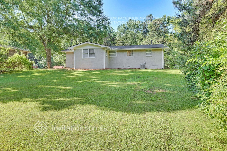 Building Photo - 6265 Lakeview Dr
