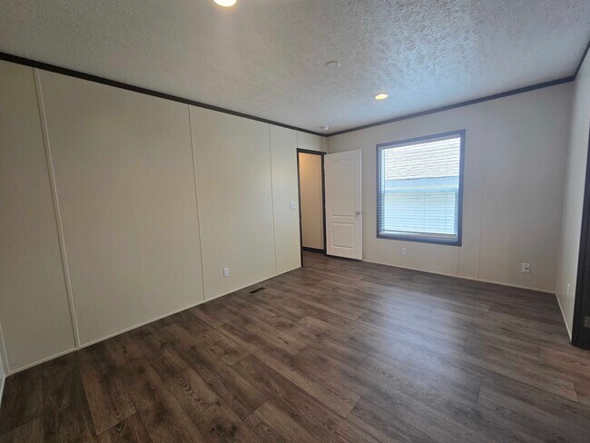 Building Photo - 709 N Collins Fwy