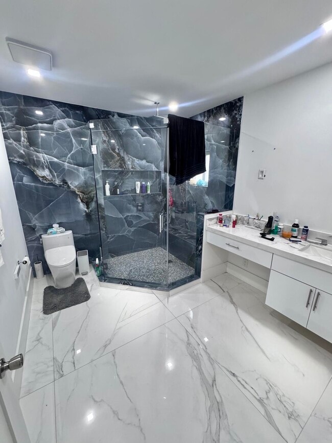 Building Photo - 14618 Temple Blvd