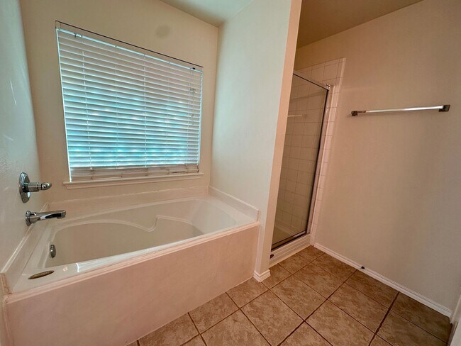 Building Photo - For Lease | 3 Bed, 2 Bath | 1,528 Sq Ft | ...