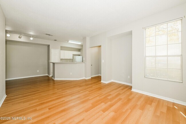 Building Photo - 13700 Richmond Park Dr N