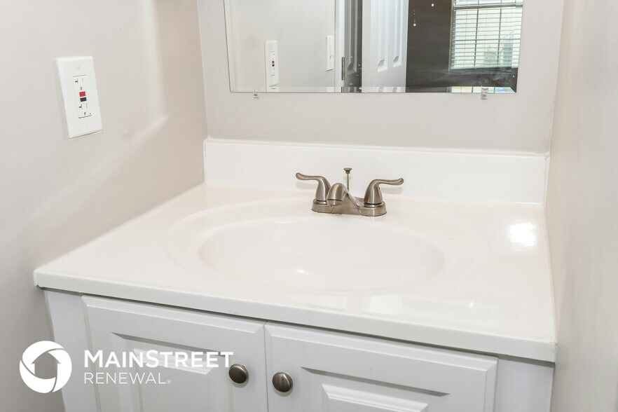 Building Photo - 627 Staffordshire Dr