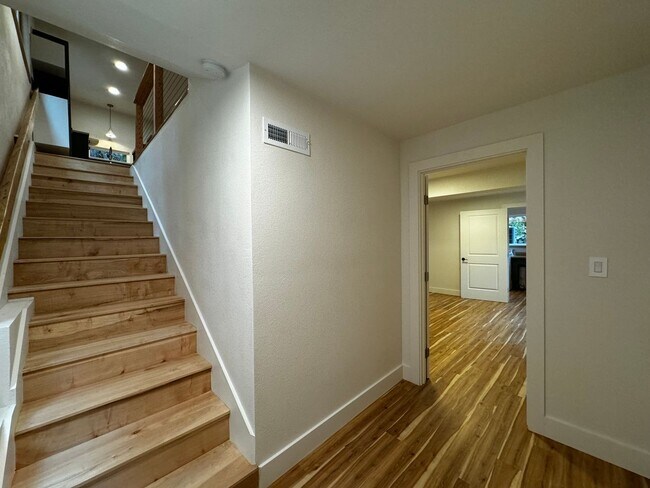 Building Photo - 1604 Square foot modern multi level home minutes from Occidental, storage, primary suite, large y...