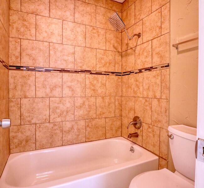 Building Photo - 413 Lakeway Dr
