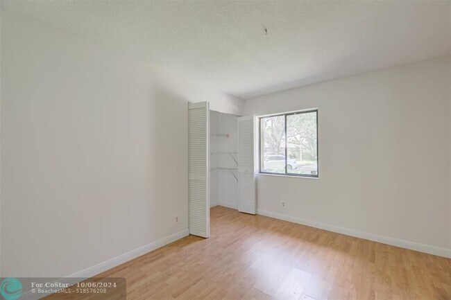 Building Photo - 9200 Chelsea Dr S