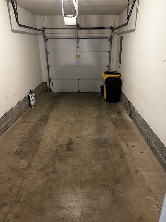 Building Photo - Beautiful 2 Bedroom, Loft 1 1/2 Bath Townhome Wyomissing