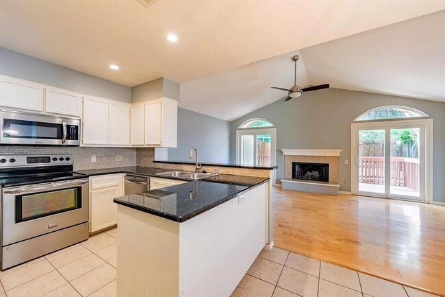 Building Photo - 6616 Mesa Hollow Dr
