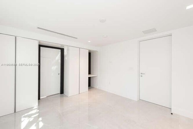 Building Photo - 1325 Bay Dr