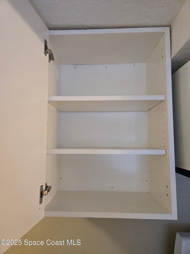 Building Photo - 1077 Shares Dr