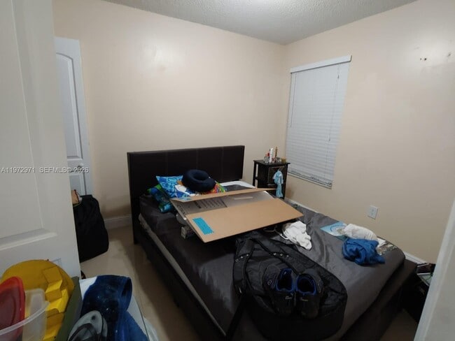 Building Photo - 690 W Park Dr