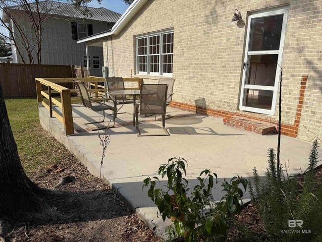 Building Photo - 162 Pecan Ave