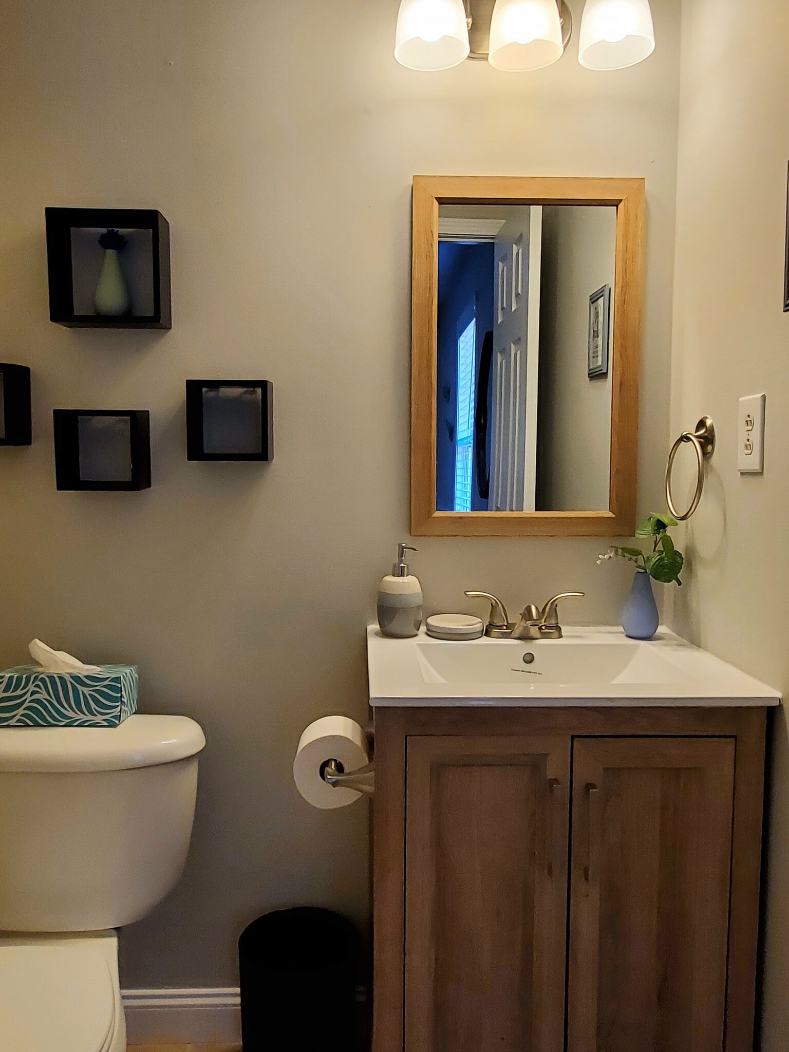 Half bathroom attached to master. - 1050 Shadow Ridge Ave