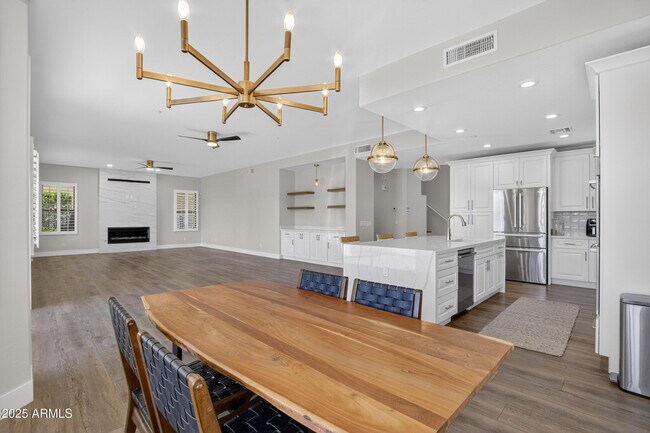 Building Photo - 10587 E Sheena Dr