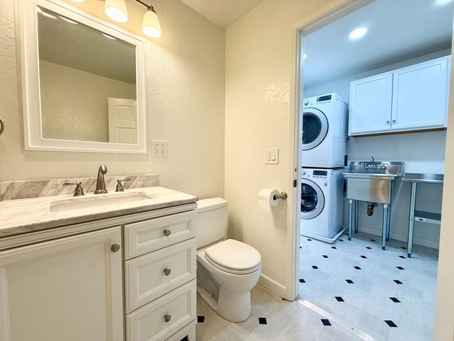 Building Photo - Coastal Living at its Finest (In-Law Suite...