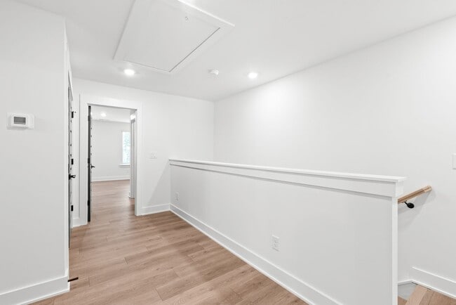 Building Photo - Move-in Ready Modern Townhome!!