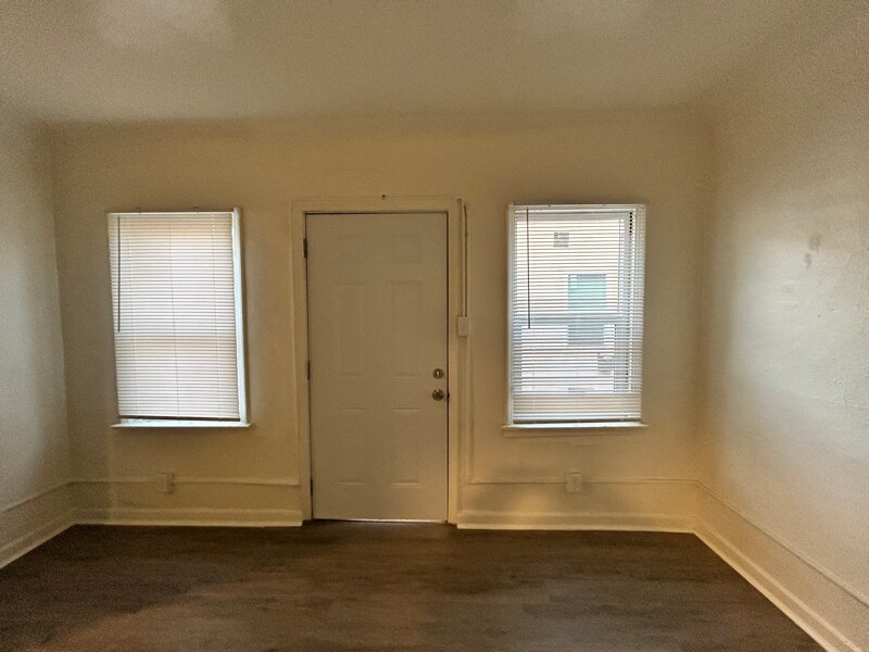 Building Photo - 217 W Lancaster Blvd